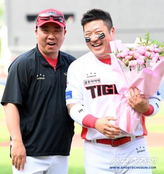 Director, I'm sorry Choi Hyung-woo's phone call, player Lee Bum-ho, who gave him two wins, spent it with a smile