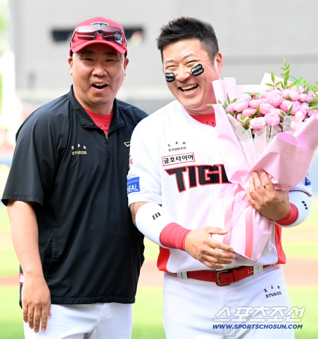 Director, I'm sorry Choi Hyung-woo's phone call, player Lee Bum-ho, who gave him two wins, spent it with a smile