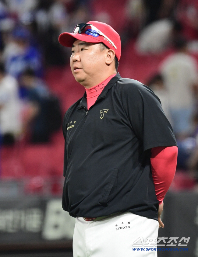 Director, I'm sorry Choi Hyung-woo's phone call, player Lee Bum-ho, who gave him two wins, spent it with a smile