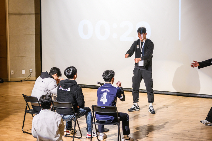 Fan Friendly Club Seoul E-Land holds the final touch of the season's last fan meeting with fans