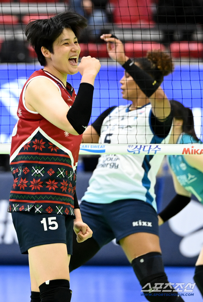 He began to strike with force. Kim Heejin's resurrection message