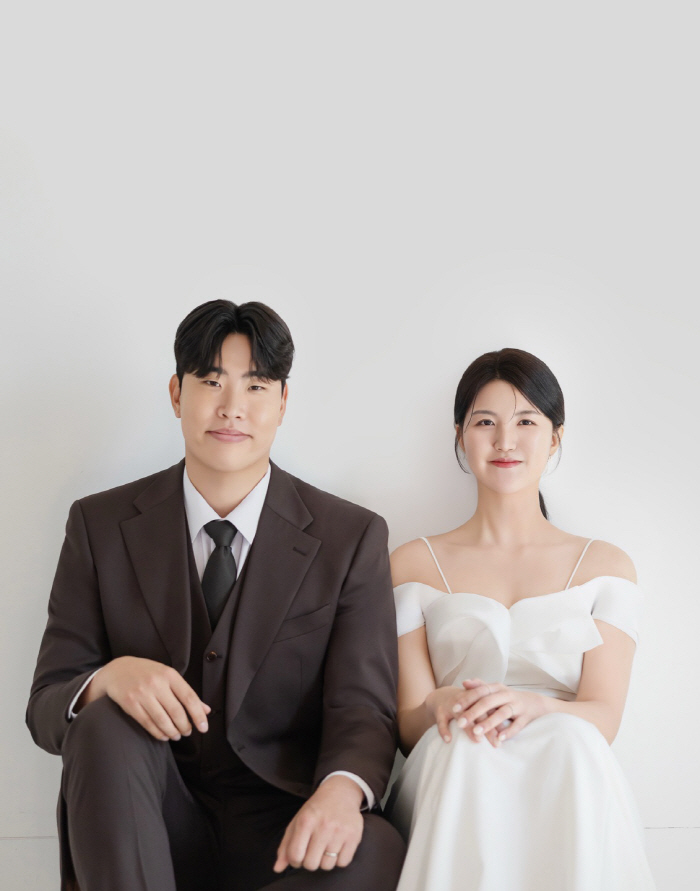 Hong Sung-yoon, a member of the Samsung Lions bullpen support, and Kim Ah-reum on the 7th