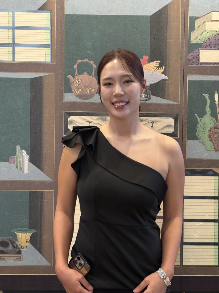 K10 All-Black Beauty Golfer Choi Min-kyung tries to win a new nest Palm Spring training session → first win