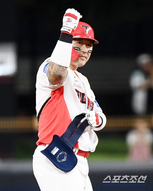 No. 1 in home runs and No. 2 in batting average → But he strengthened his offense...The winning piece yet? Do you want me to knock on the market