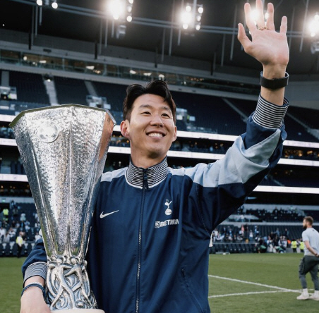  Son Heung-min is coming home. Tottenham fans are excited by the official announcement! A farewell ceremony  mural production at the Champions home game on the 10th