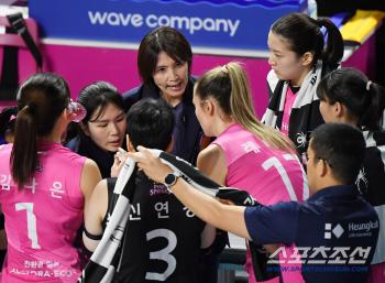  Director Tomoko encourages Rebecca