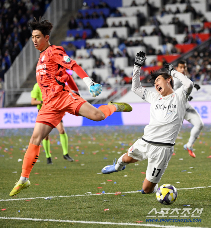  Jeju's manned player induces fouls inside the penalty line