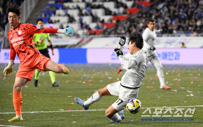  Jeju's manned player induces fouls inside the penalty line
