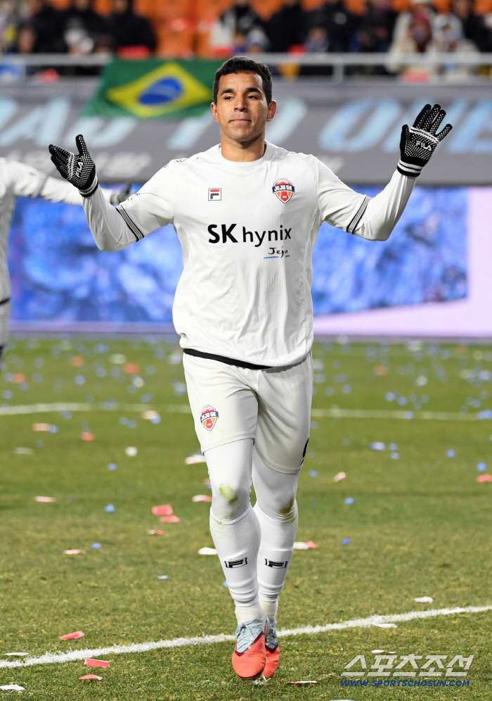  Johnathan, first goal