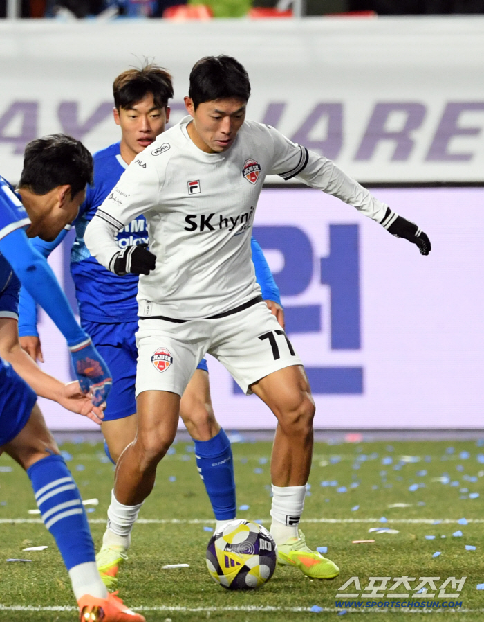  KIM SEUNG SEOB has a chance to shoot