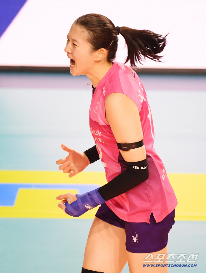  Lee Da-hyun, who blocked Moma's attack, cheers