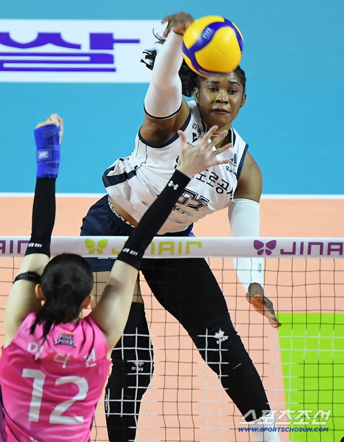  Moma's powerful spike