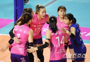  Rebecca encourages the players