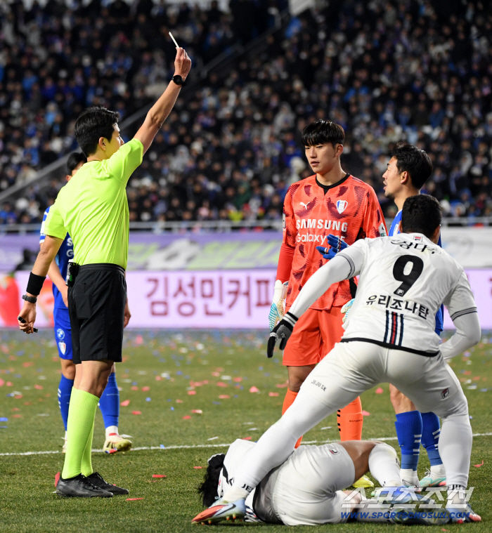  Suwon goalkeeper Kim Min-joon warned