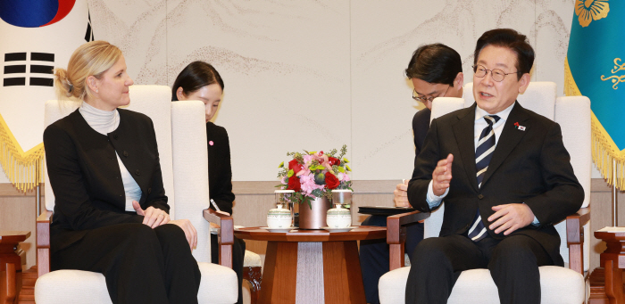 President Lee Jae-myung met with IOC President Coventry for the first time in KoreaPlease show a lot of interest and support for President Lee's sports development