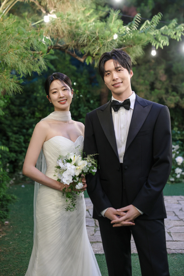 Professional Jung Dong-hoon of Hanwha Eagles' management support team gets married after a 10-year relationship...I'll do my best