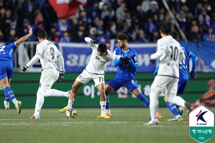Red light again! K League 2's strongest firepower was blocked by the wall of K League 1. Suwon lost to Jeju in the first round of the promotion PO 01 