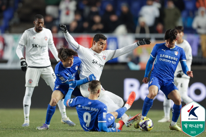 Red light again! K League 2's strongest firepower was blocked by the wall of K League 1. Suwon lost to Jeju in the first round of the promotion PO 01 