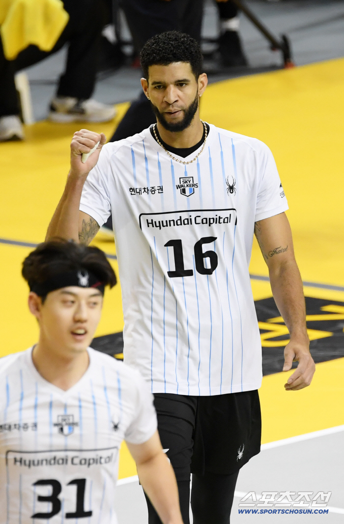 Why don't you get tired? I hit him 66 times… The French master was also surprised. 35-year-old Leo's physical strength