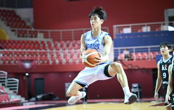 19-year-old high school graduate technician Yang Woo-hyuk made his first-team debut. A mistake after tension in the first quarter, under the basket proved its potential in the second quarter