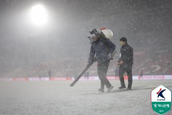  Bucheon Suwon FC's 1st round of PO for promotion, cancellation due to heavy snow, kick-off again on the 5th