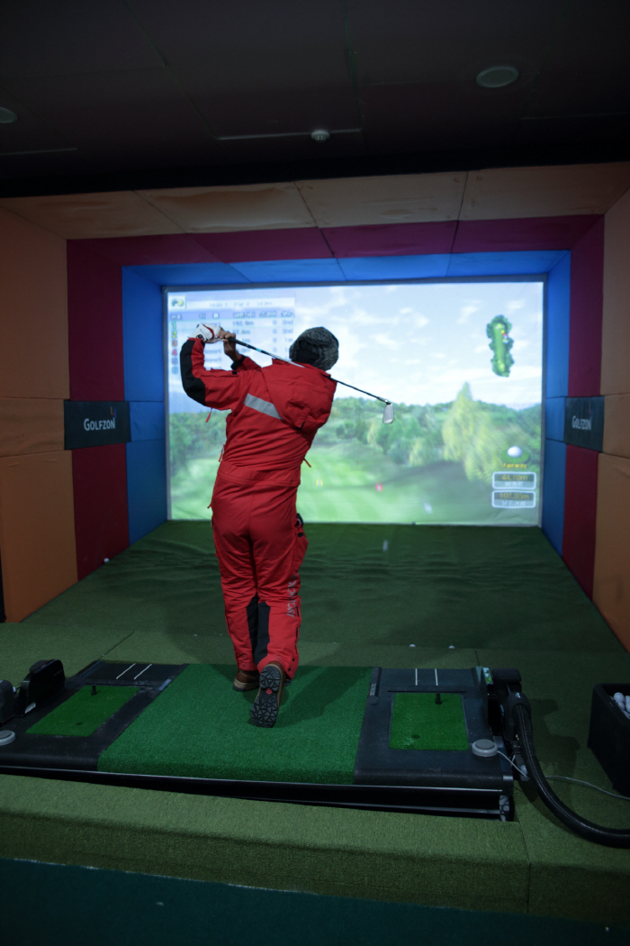 ESG Activities for Corporate Social Responsibility Golf Zone provides free screen golf for 17 years to Sejong and Jang Bo-go Science Base in Antarctica