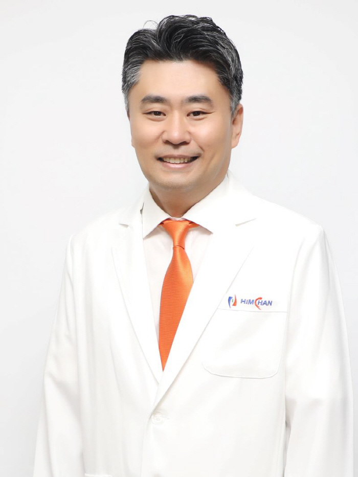 Himchan Hospital presents a paper on the accuracy of alignment of the sagittal plane for robot artificial joint surgery...Difference between doctor's eye vs robot sensor