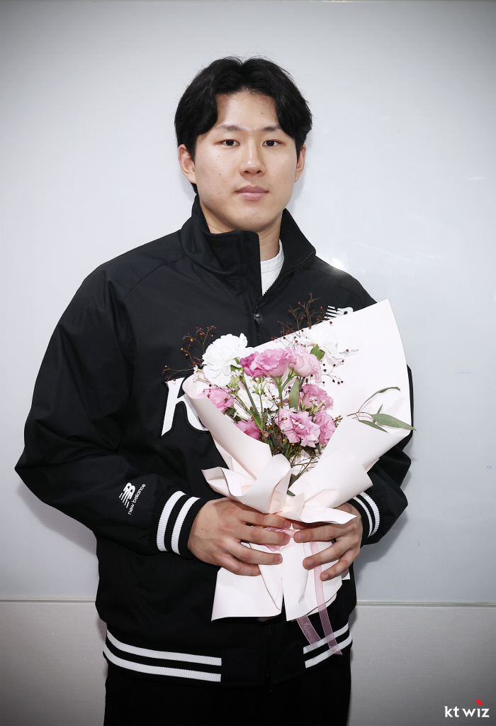 Kang Baek-ho's compensation was higher than Han Seung-taek's ransom. KT, which recruited three players, spent less than Hanwha, which recruited Kang Baek-ho..