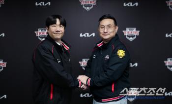 Major pitcher Yang Hyun-jong remains at KIA, signing a 21 year, 4.5 billion contract...Thanks to the cheers of Tigers fans