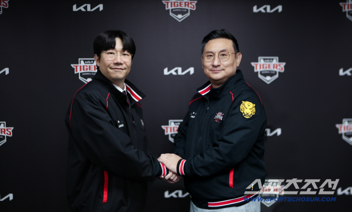  Major pitcher Yang Hyun-jong remains at KIA, signing a 21 year, 4.5 billion contract...Thanks to the cheers of Tigers fans