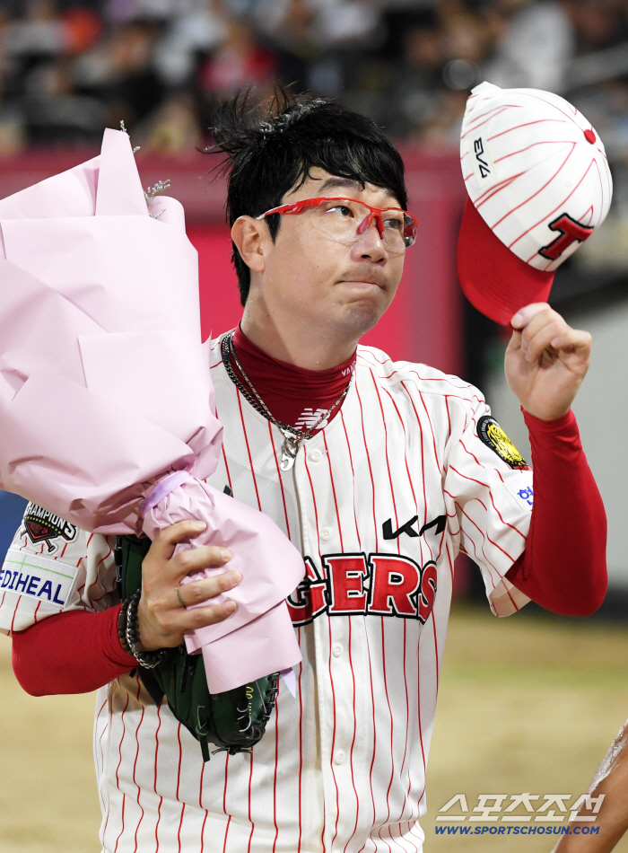  Major pitcher Yang Hyun-jong remains at KIA, signing a 21 year, 4.5 billion contract...Thanks to the cheers of Tigers fans