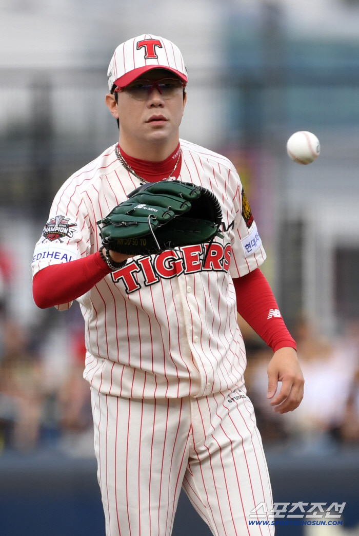  Major pitcher Yang Hyun-jong remains at KIA, signing a 21 year, 4.5 billion contract...Thanks to the cheers of Tigers fans