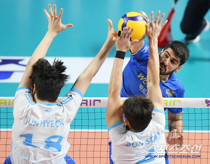  Ali attacking the spike