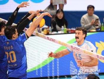  Araujo blocks Russell's attack