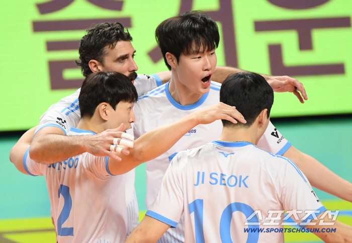  The cheering Russell Choi Junhyuk Han player