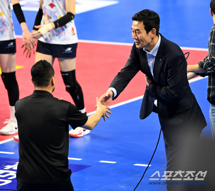  Director Ko Hee-jin and acting director Yeo Oh-hyun shaking hands