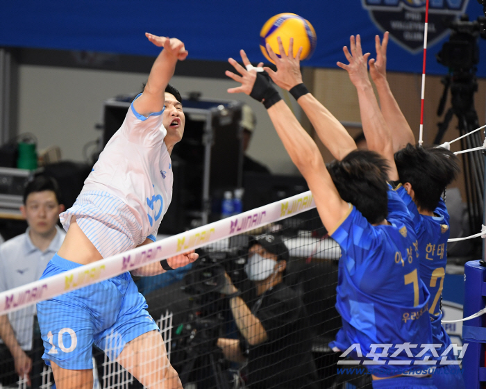  Jeong Ji-seok's powerful spike