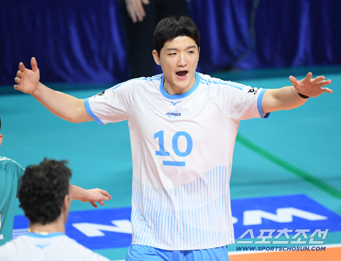 Jisuk is cheering