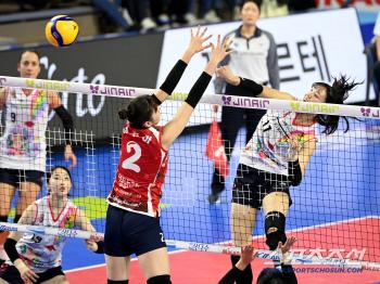  Jung Ho-young and Lee Joo-ah hit in front of the block
