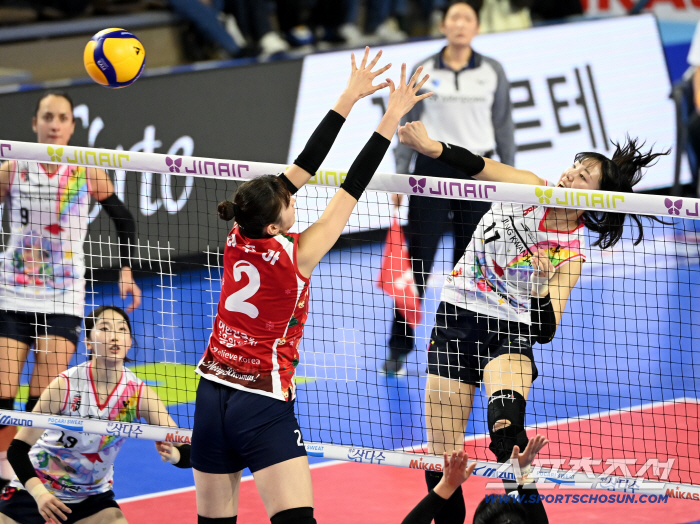  Jung Ho-young and Lee Joo-ah hit in front of the block