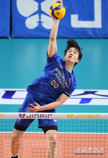  Kim Ji Han's center is pierced