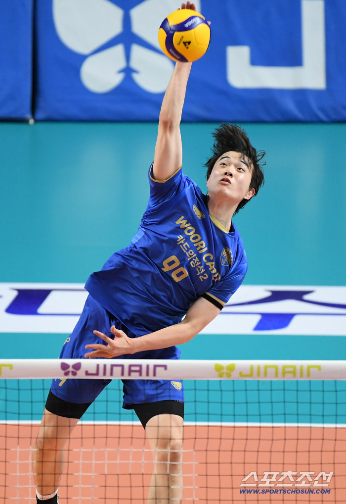  Kim Ji Han's center is pierced