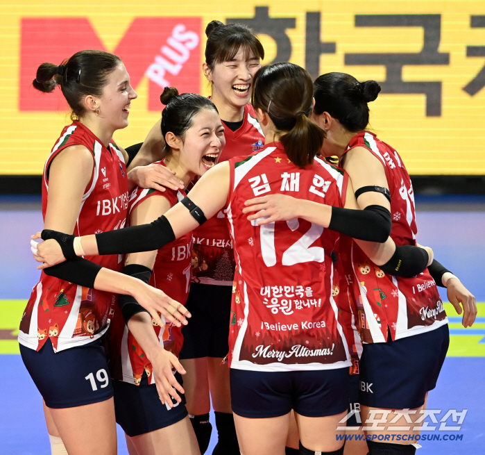  Lee Joo-ah's serve ace, IBK Industrial Bank won the first set