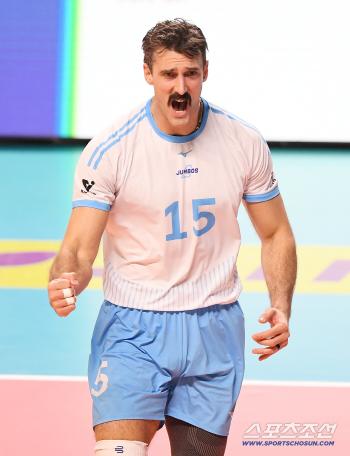  Russell cheers for scoring a serve ace