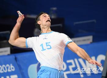  Russell, powerful spike serve