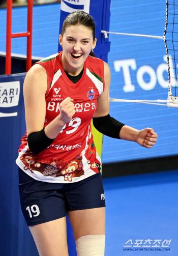  Victoria with her fist clenched, she's on the attack!