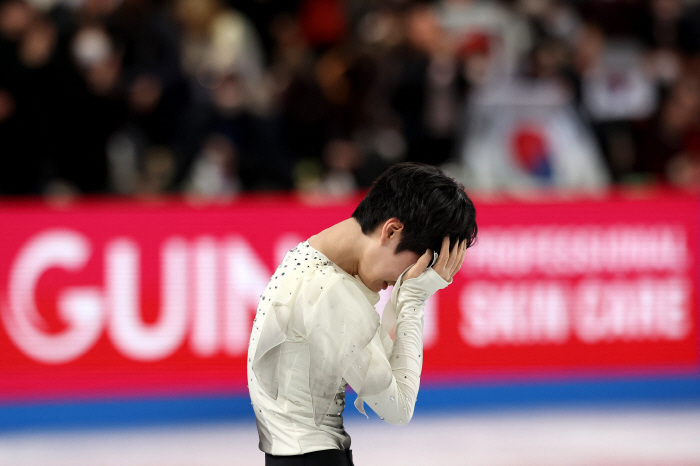 At the moment of perfect 金왕자, the figure prince covered his face and Min-gyu Seo won the junior figure skating for the first time in history