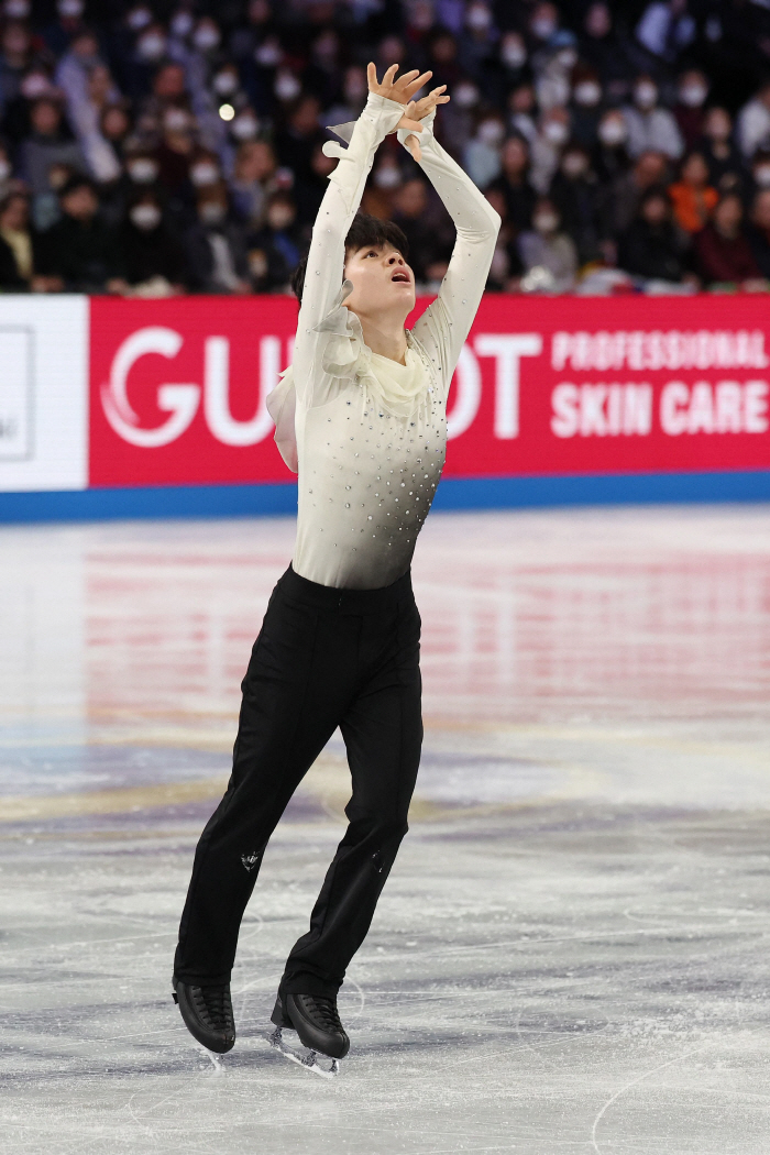 At the moment of perfect 金왕자, the figure prince covered his face and Min-gyu Seo won the junior figure skating for the first time in history