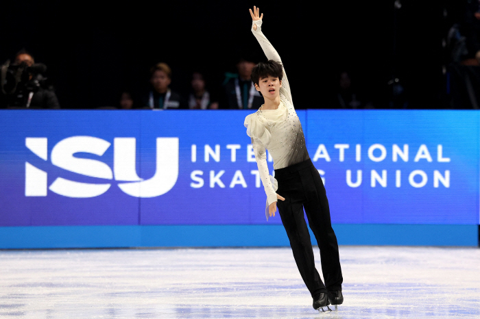At the moment of perfect 金왕자, the figure prince covered his face and Min-gyu Seo won the junior figure skating for the first time in history