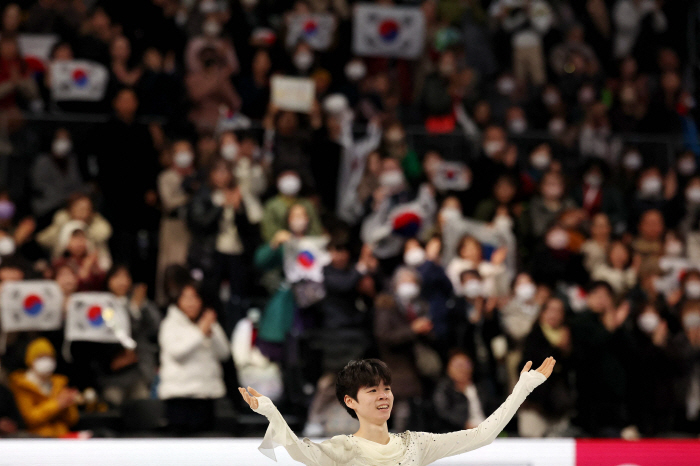 At the moment of perfect 金왕자, the figure prince covered his face and Min-gyu Seo won the junior figure skating for the first time in history